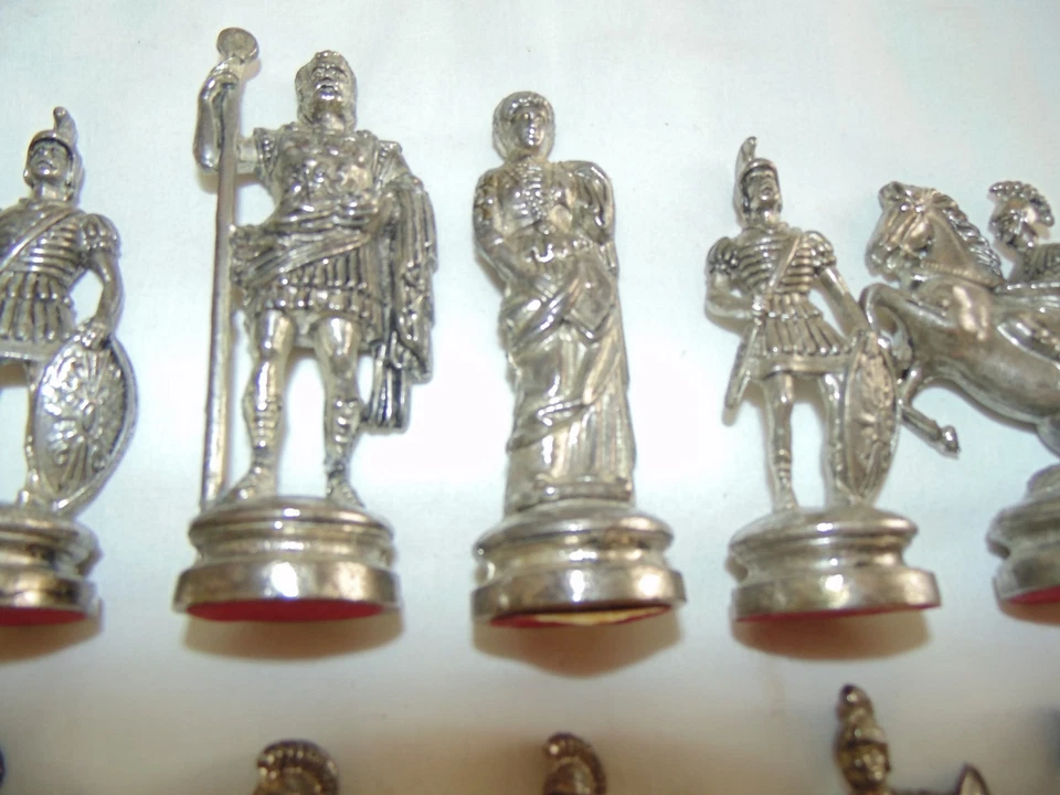 pieces de JEU D'ÉCHECS GREC ET ROMAIN en metal - Photo 4/4
