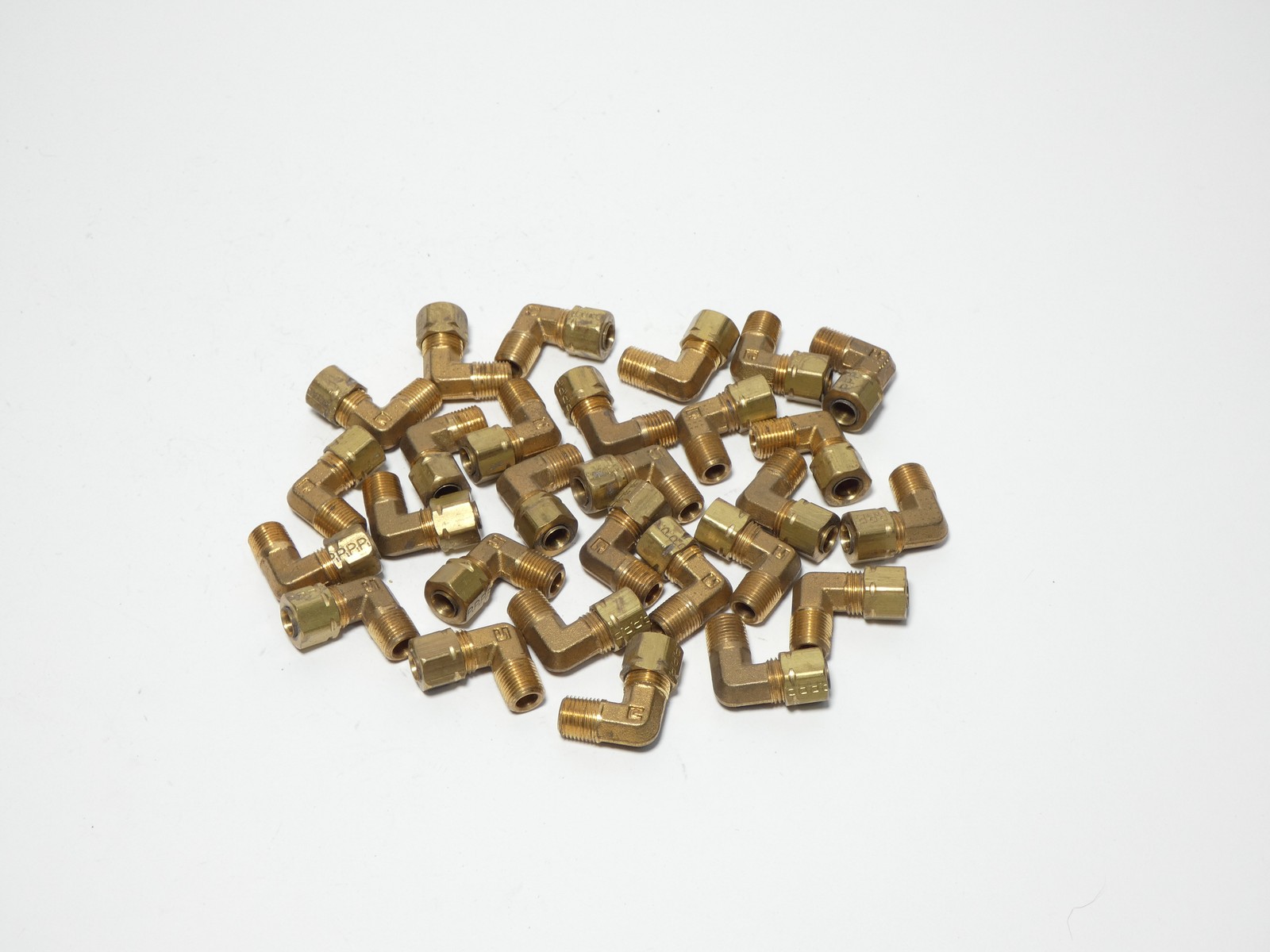*Lot of 28* Parker Compression Brass Fitting 1/4″ Tube 90° Male Elbow
