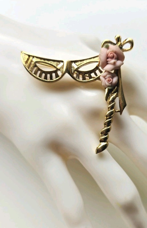 1928 Jewelry Co. Gold Tone Vtg Masquerade Mask Brooch Pin Pink Porcelain Roses