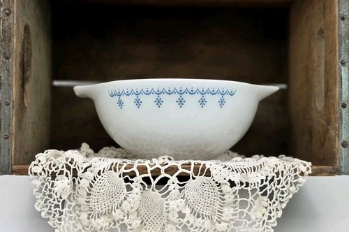 Vintage Pyrex 2.5 quart (#443) Cinderella mixing bowl in the Snowflake Garland