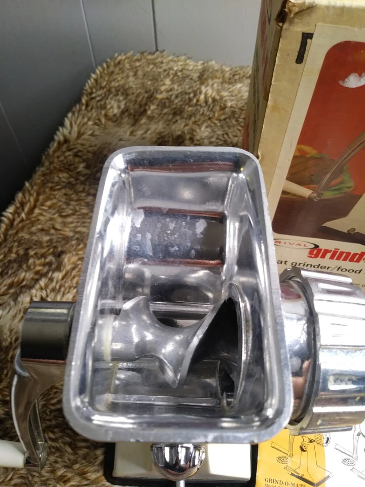 Molinillo de carne/picadora de alimentos Rival Grind-O-Mat #303 de colección con base de succión en caja Foto 4 de 4
