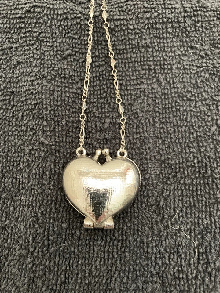 Collar medallón corazón. LOVM. Colgante negro, marcasita, cadena biselada tono plata Foto 4 de 4