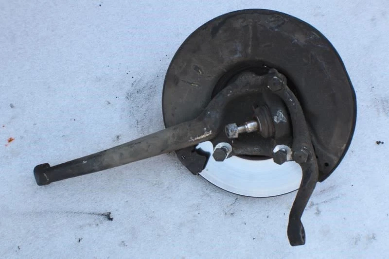 1982 MERCEDES 300SD LEFT DRIVER SIDE FRONT SPINDLE KNUCKLE HUB - Image 2 of 4