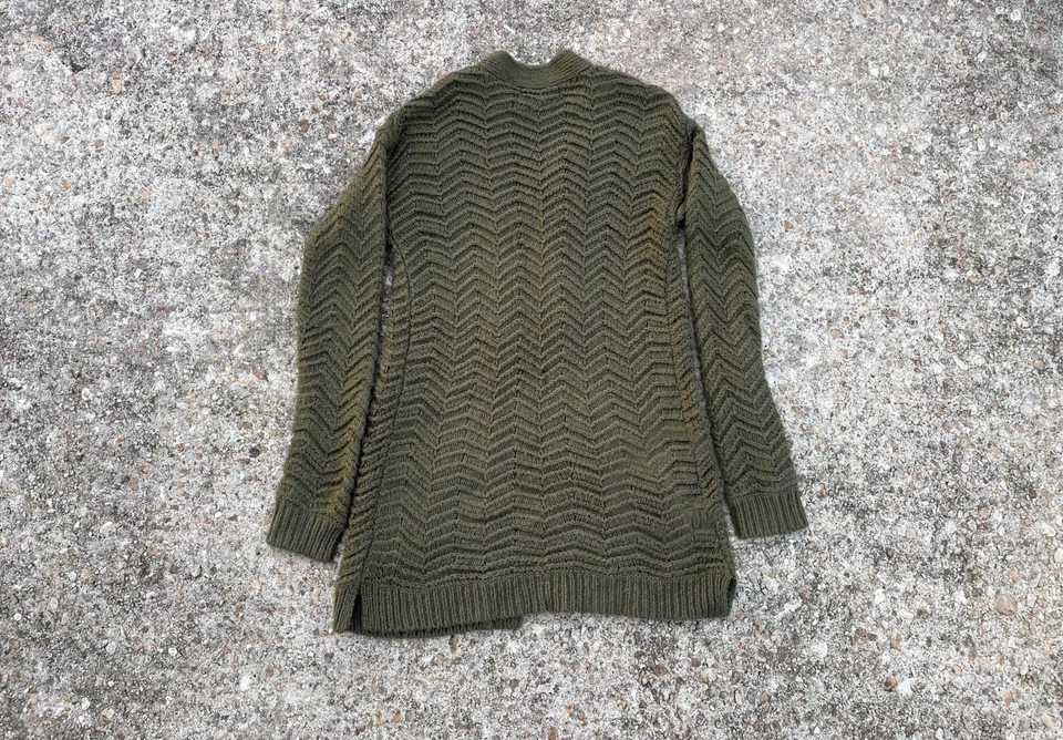 Acogedora pieza otoño/invierno. Cárdigan Olive Mossimo frente abierto con un chevron completo Foto 2 de 4
