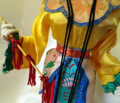 MUÑECA CHINA DE PAPEL MACHÉ DE COLECCIÓN 15" DISFRAZ - SOPORTE DE PLÁSTICO - ORIENTAL - Imagen 3 de 9