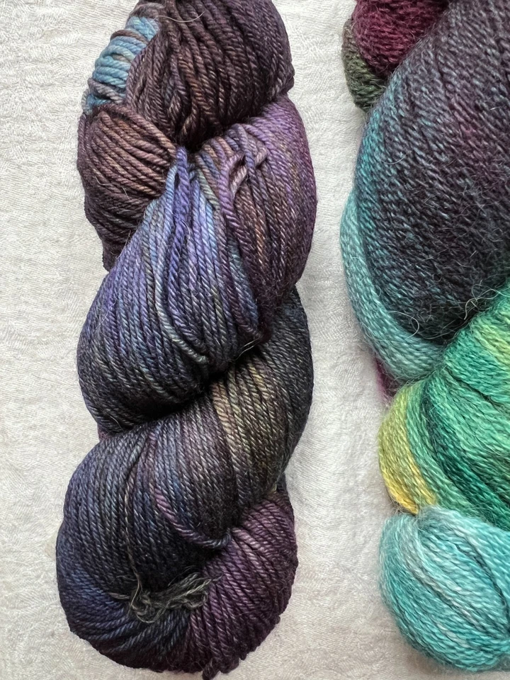 2 Hanks: Malabrigo Arroyo "Candombe" y Fleece Artist Suri Azul Teñido a Mano Foto 4 de 4