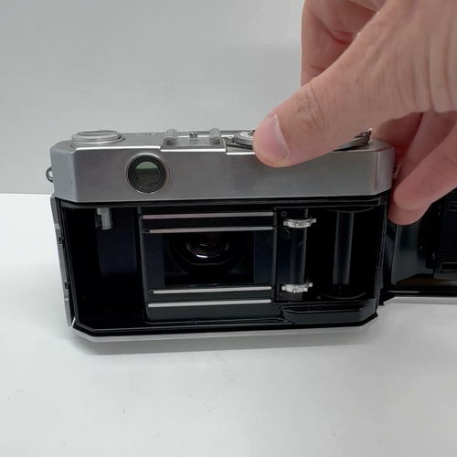 Petri 1.9 Rangefinder Rare Vintage 35mm Film Camera **Parts / Repair Only** - Video 1 of 1