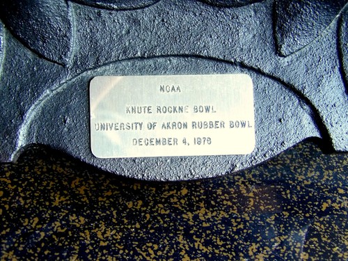 UNIVERSITY OF OHIO AKRON / KNUTE ROCKNE BOWL / 1976 RUBBER BOWL / Very Heavy 5lb - Picture 4 of 6