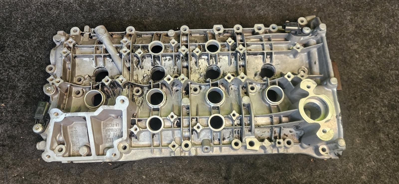 AUDI BENTLEY LAMBO PORSCHE V8 4.0 Right Cylinder Head Valve Cover 0P2103476E OEM