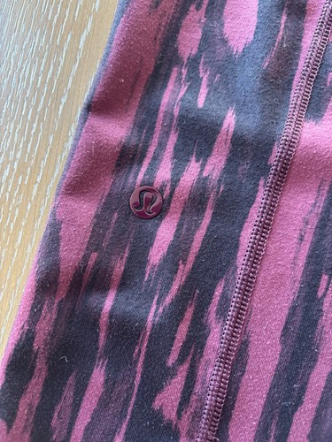 $88 LULULEMON Exquisite Crop Leggings Burgundy Black Painted Animal W6G61S GUC 8 - Picture 17 of 18
