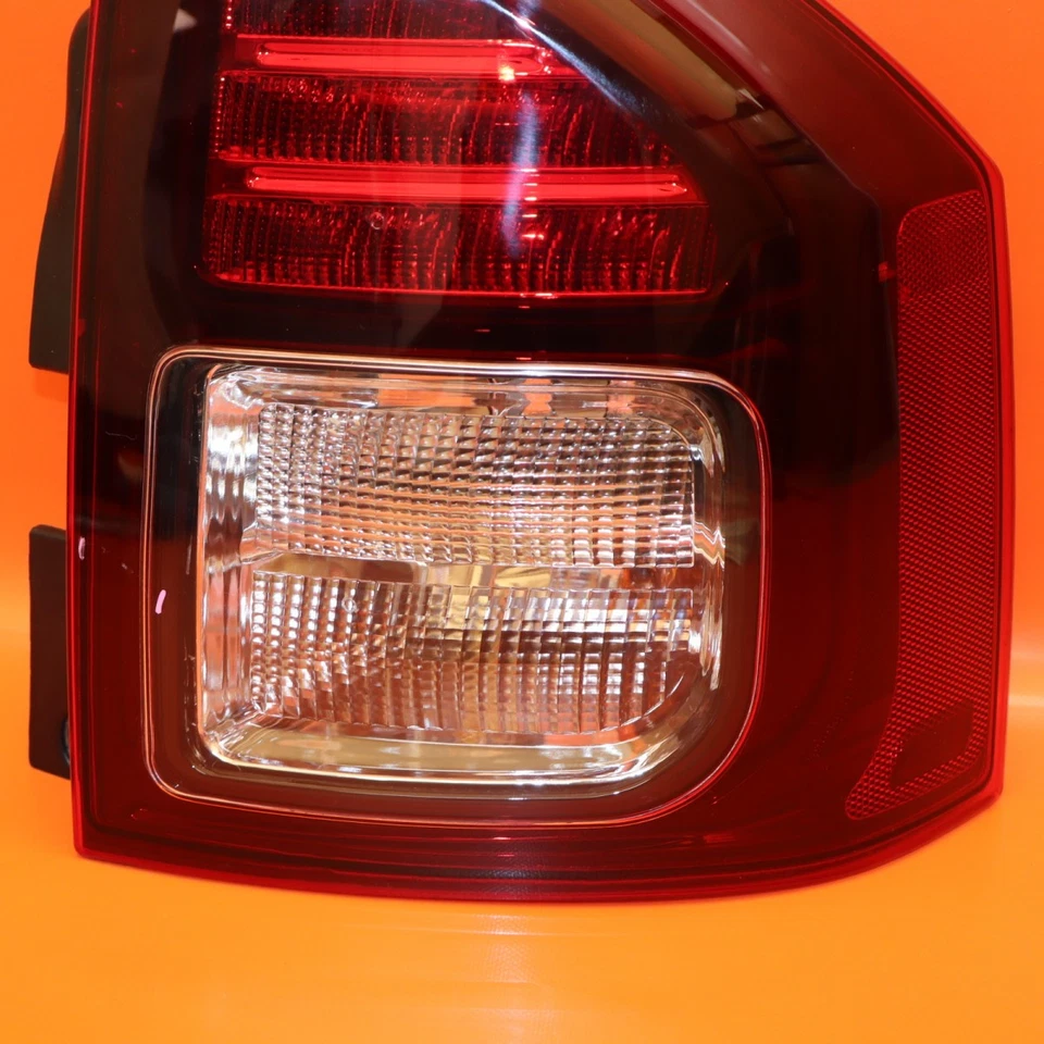 LUZ TRASERA JEEP BRÚJULA PASAJERO DERECHO 2014-2017 333-1964R MERCADO DE ACCESORIOS AHUMADO Foto 3 de 4