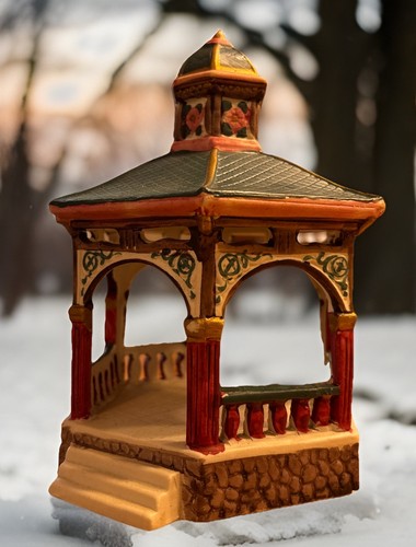 1993 Lemax Dickensvale Ceramic “Porcelain New Gazebo” #33096 Boxed and Mint - Picture 2 of 7