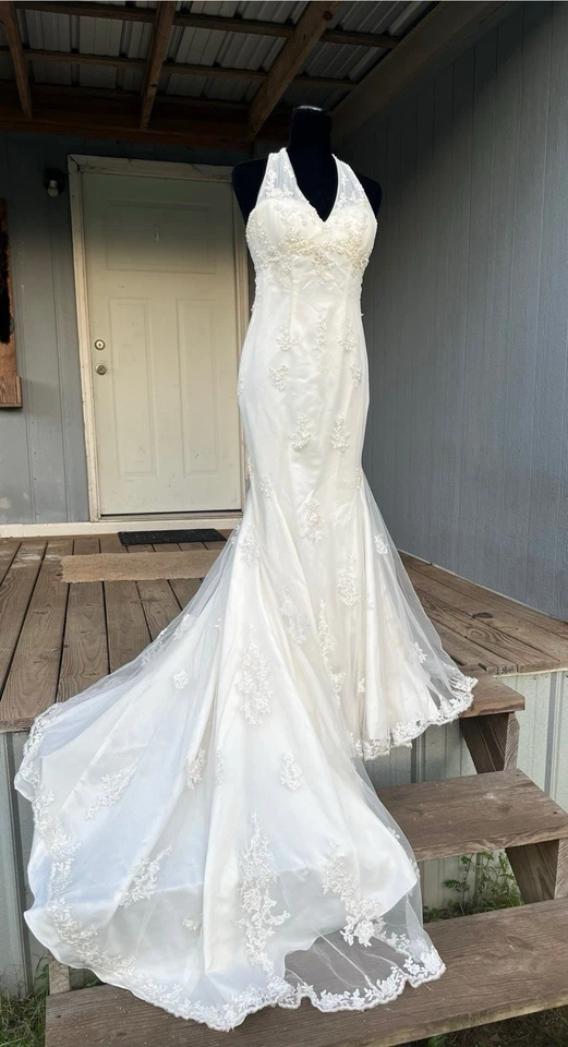 Vestido de novia de encaje con cuello halter Foto 4 de 4