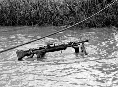 #ad Vietnam War Photo US Army Soldier with M 60 Mekong Delta 1968 Militaria 8261