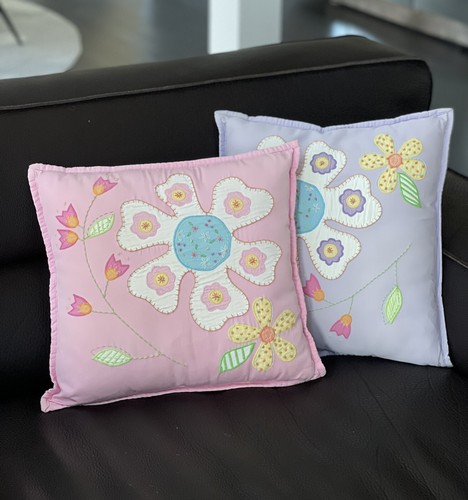 2 Pottery Barn Kids rosa lila bestickte Blumen Patches Kissen SHAM mit Einsatz - Bild 1 von 7