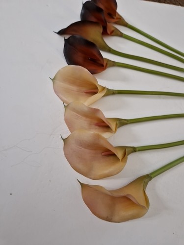 Lilys X 8 Soft Latex Flowers - Picture 2 of 6