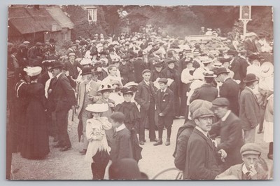RPPC belebte Straßenszene Menschenmenge vor Schwanen-Pub animiertes Dorf Edwardian