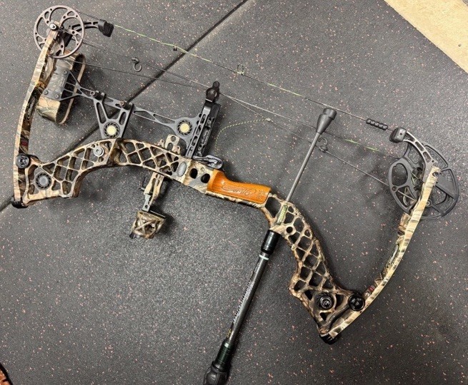 Mathews ZXT Compound Bow RH 29in Draw. Limbs Loaded. Hunt Ready! Arrows ...