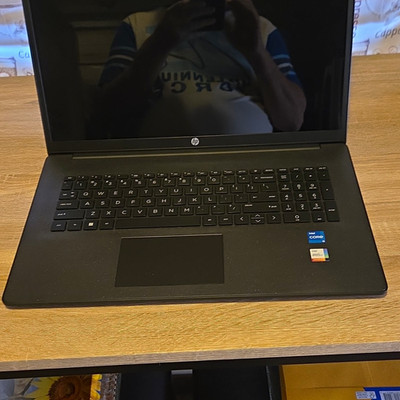 HP 17.1'' Laptop Intel Core i5 8GB RAM 256GB SSD FHD Black, Charger