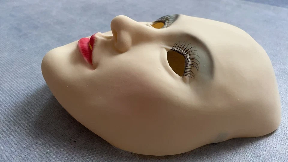 Hermosa mujer media cara máscara de látex, máscara de fiesta en vivo Foto 4 de 4