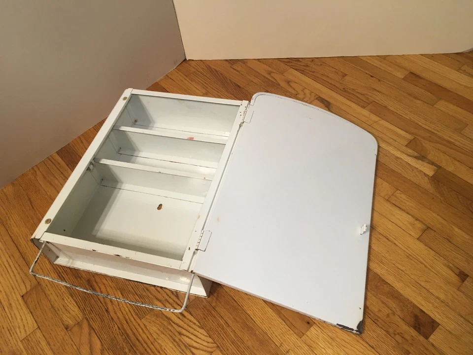 **Vintage MCM STEEL MEDICINE CABINET MIRROR DOOR FRONT CURVE TOP TOWEL RACK - Image 4 of 4