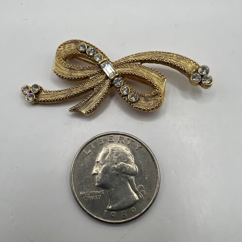 Vintage Bow Brooch Crystal and Brushed Gold Tone Pin - Imagen 3 de 8