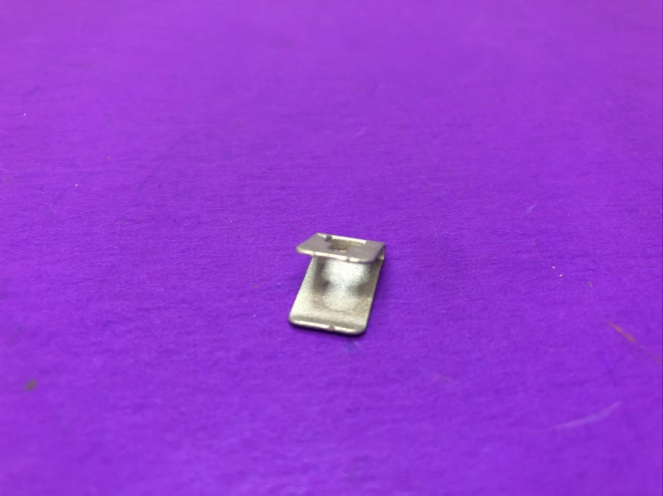 Clip de puerta de tanque de combustible de cuarto de panel OEM 04-11 Chevy Aveo Pontiac G3 96246534 cantidad 1 Foto 3 de 4