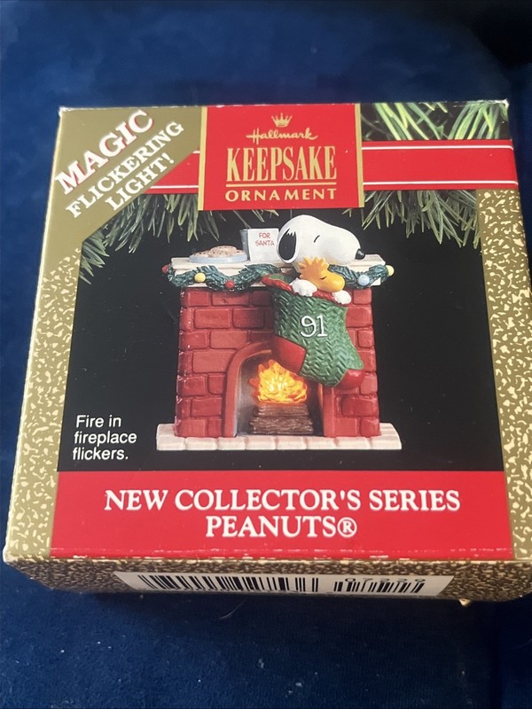 Hallmark Keepsake Collectors Series Peanuts Magic Flickering Lights Fireplace