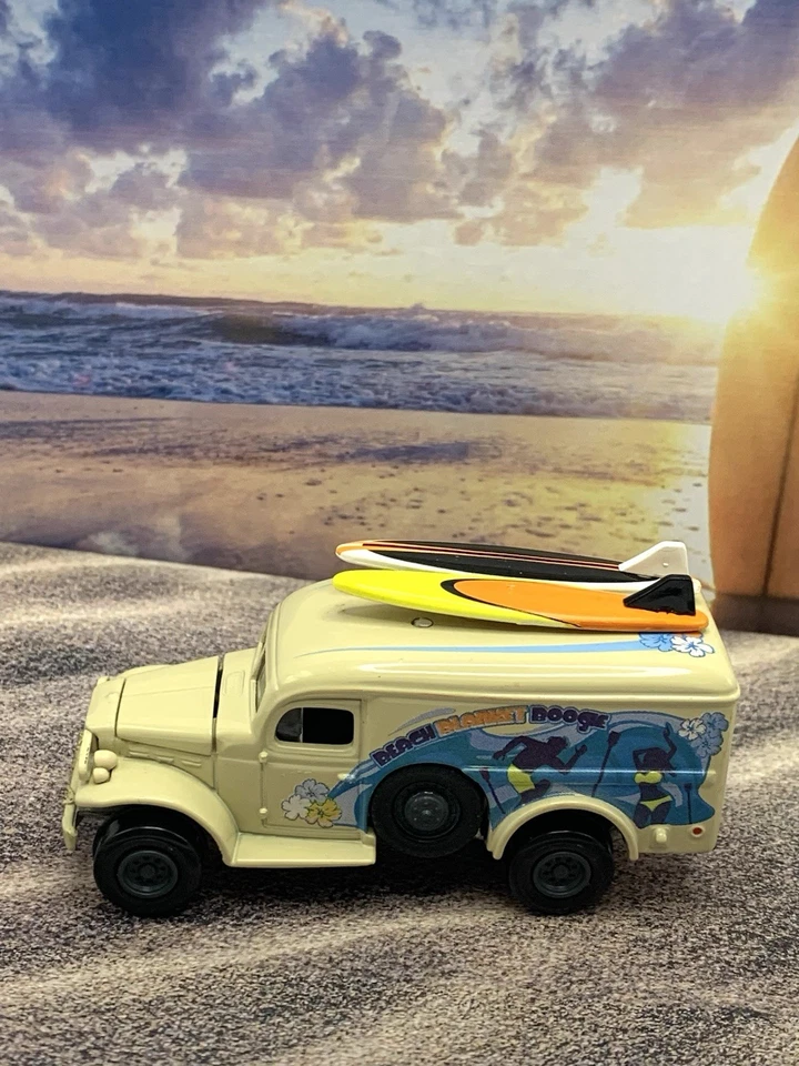 Отдельные доски для серфинга Johnny Lightning Surf Rods Beach Blanket Boogie WWII Dodge - Изображение 2 из 4
