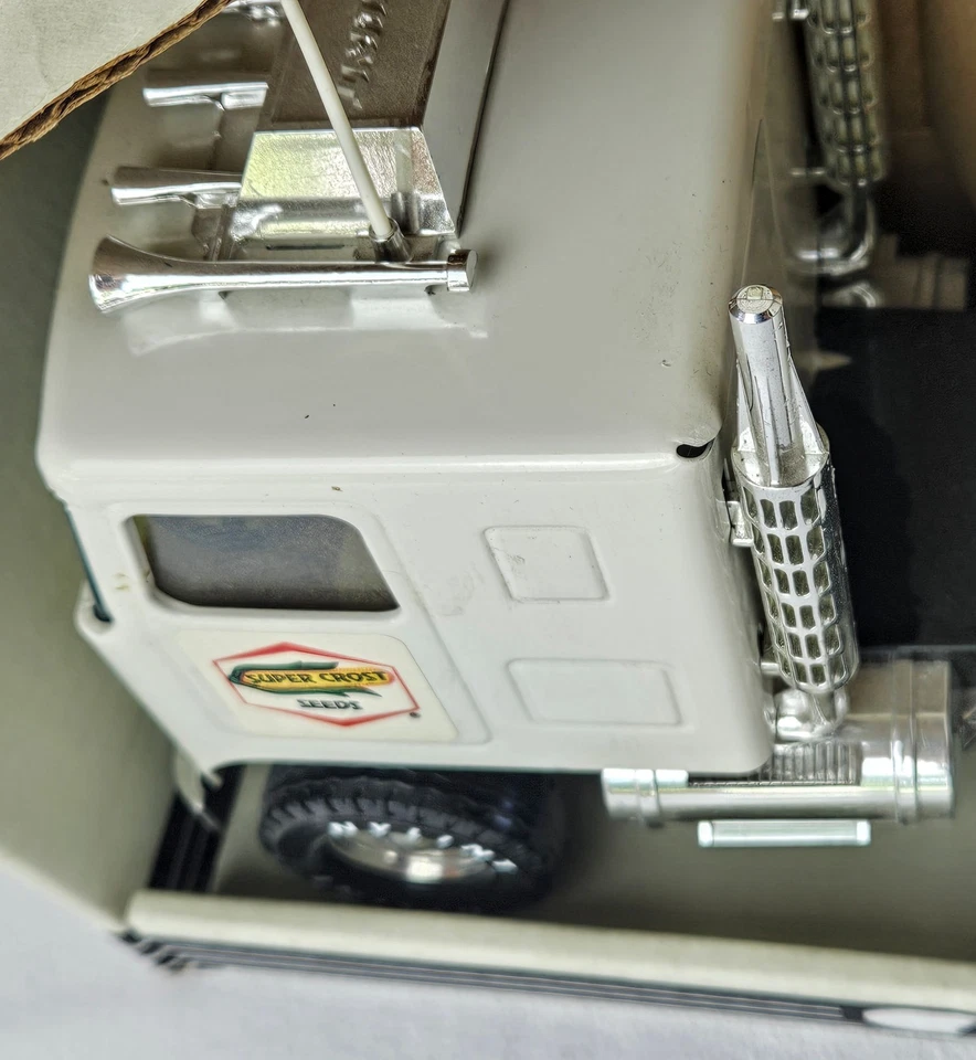 Semi camión Nylint GMC cabina de 18 ruedas sobre semillas súper crost raras agricultor americano Foto 4 de 4