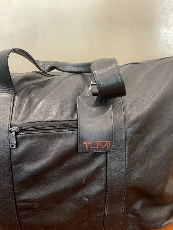 "Lona de fin de semana TUMI XL 22"" CUERO NEGRO con correa para el hombro y etiqueta para equipaje" Foto 4 de 4