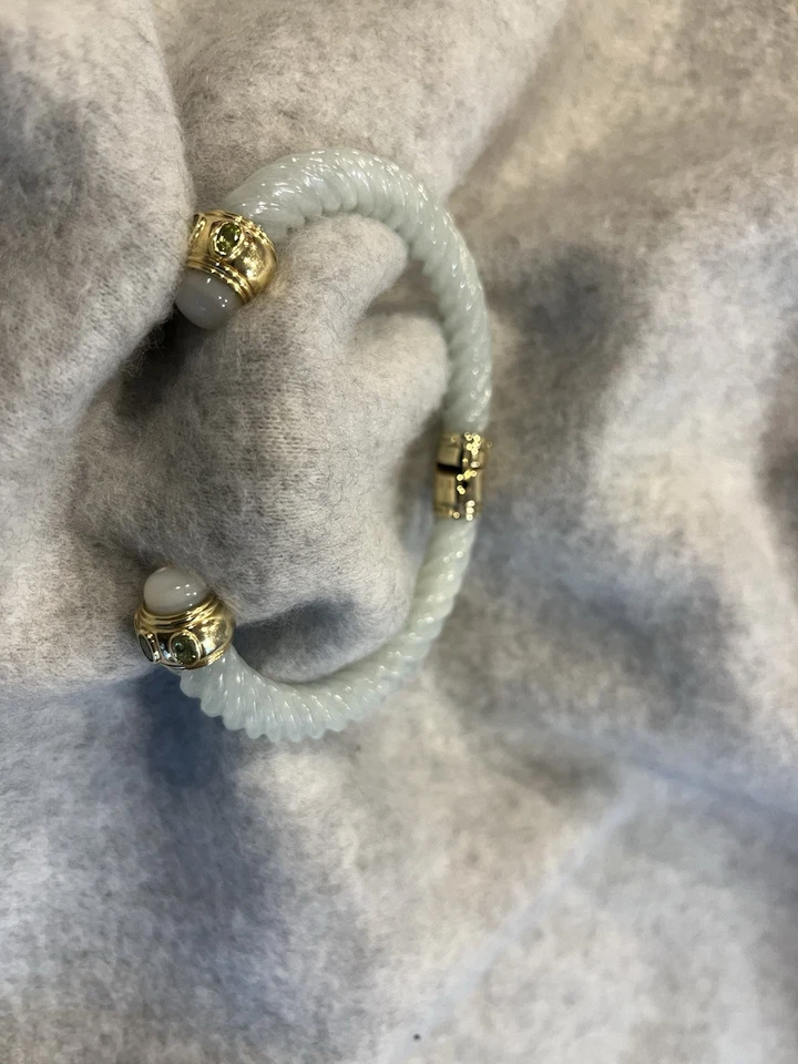 Brazalete brazalete de jade con textura de motivo de cuerda y detalles de piedra de peridoto  Foto 3 de 4