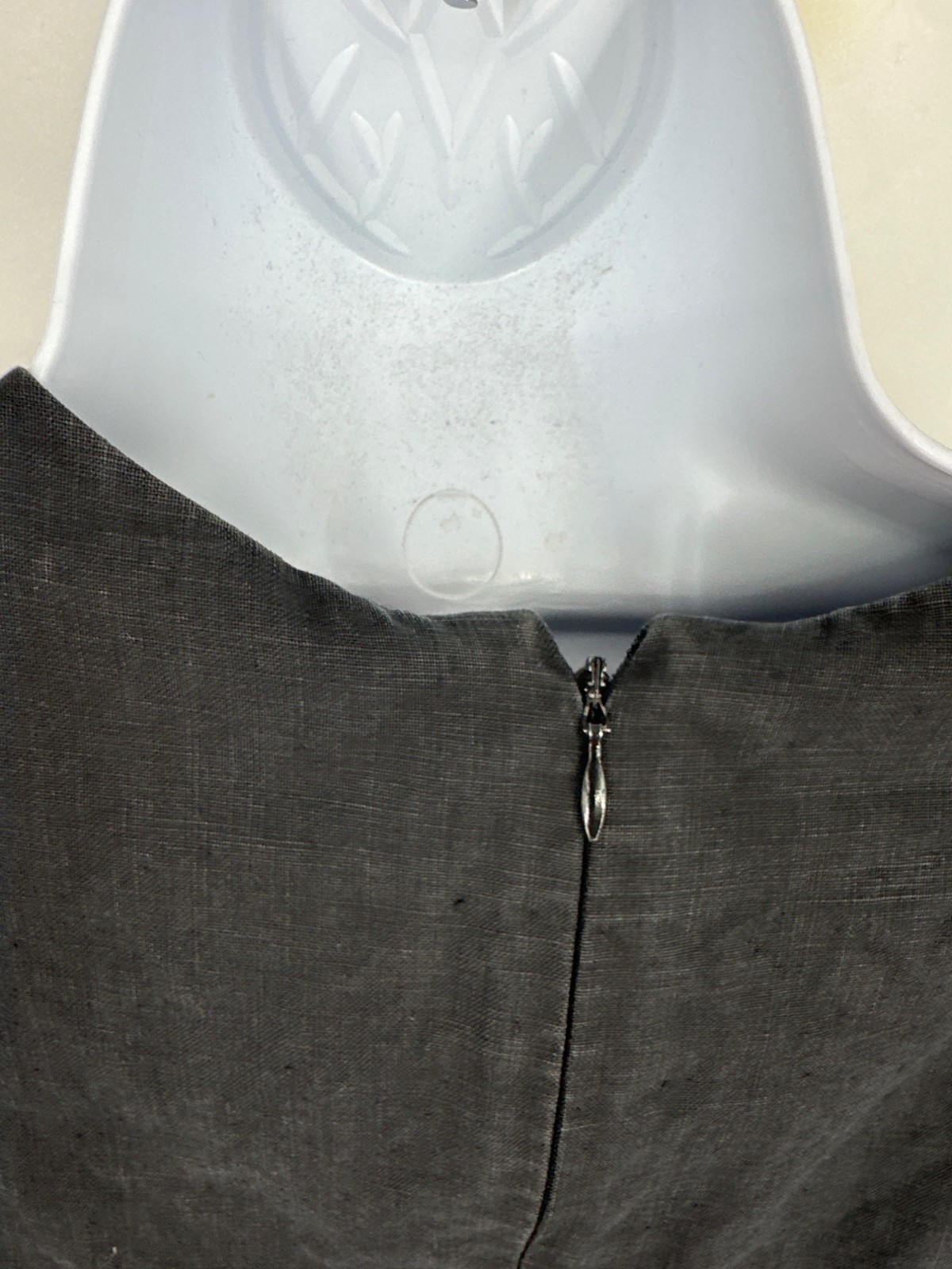 Black linen short sleeve shift dress size 6 with front zipper closure, displayed on white mannequin torso.