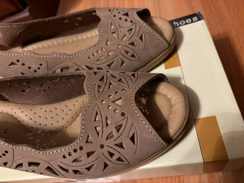 Sandals leather new never worn, size US 9.5-10 which is 41 in UK new - Picture 3 of 8
