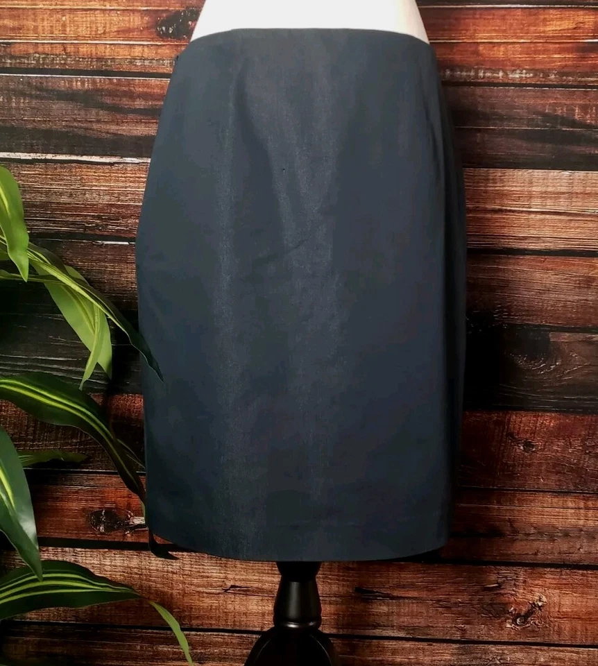 Saia Vince Camuto feminina tamanho 10 comprimento do joelho zíper cruzado azul escuro dourado - Imagem 2 de 4