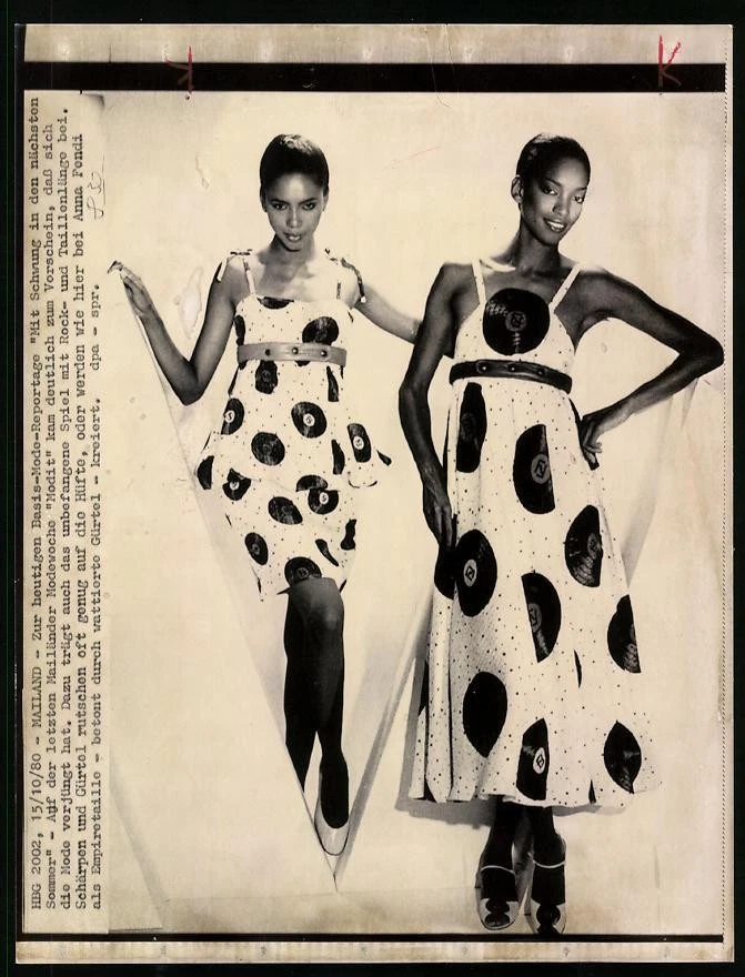 Fotografia Milano settimana della moda Modit modella Anna Fendi in abito estivo alla moda