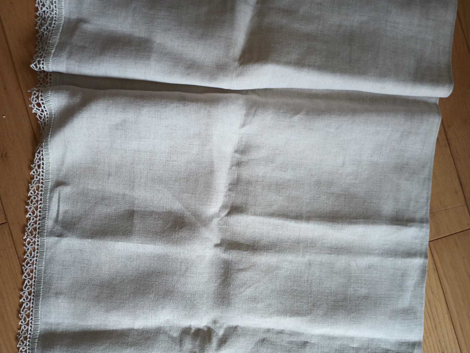 VTG LINEN TABLE RUNNER/DRESSER SCARF W/TATTED LACE 80"L