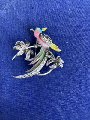 HÜBSCHE MARKASITEN/EMAILLE SET PARADIESVOGEL BROSCHE. (344)