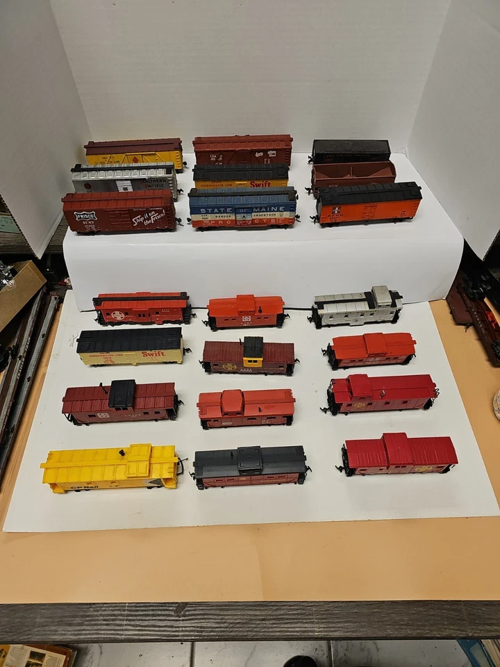 HO Scale Lot of 21  Mixed Caboose & Box Car,  Tyco, Life-Like, Lima,Tri-ang More - Image 2 of 4