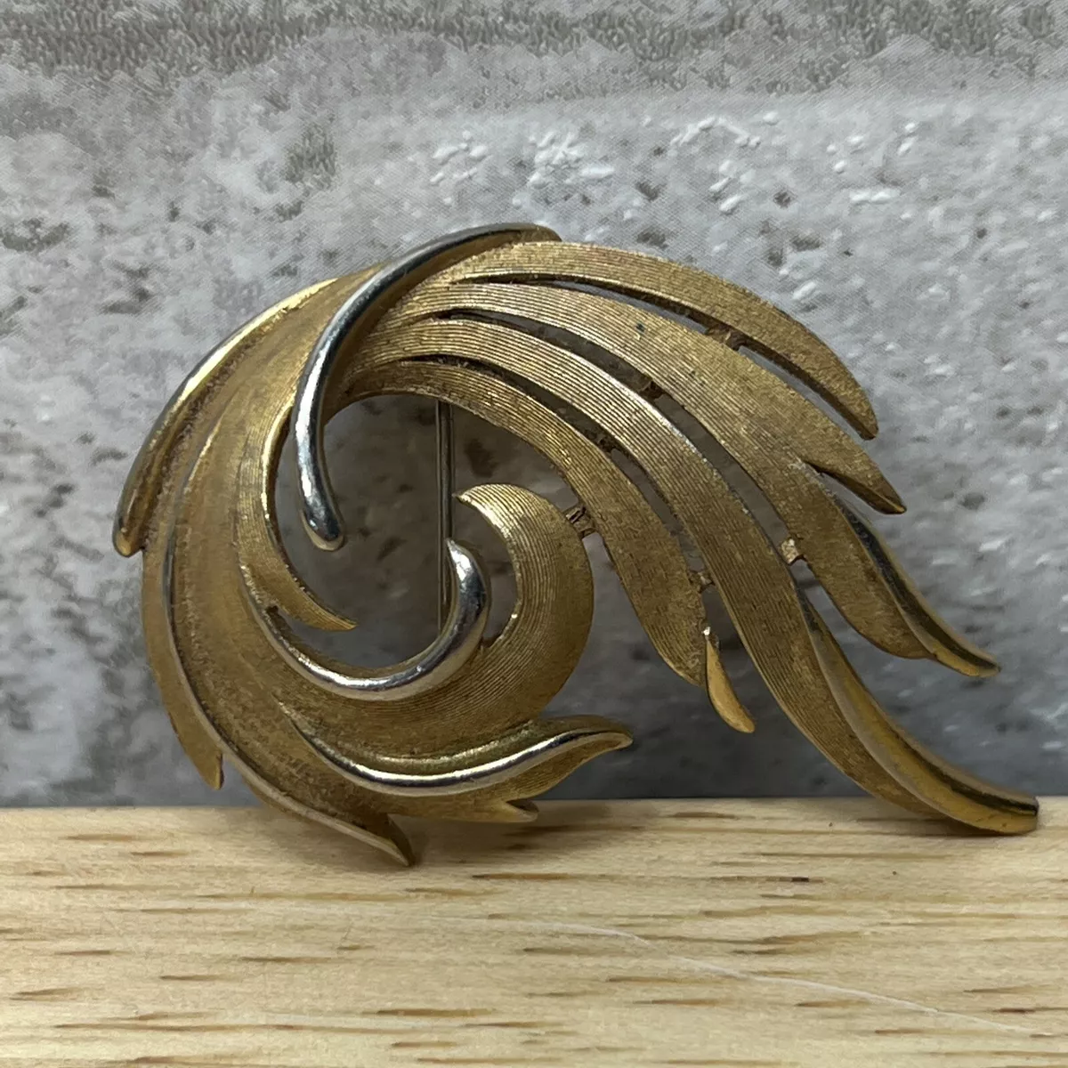 Vintage Crown Trifari Brooch Pin Gold Tone Brushed Polished Leaf Swirl Wave 2