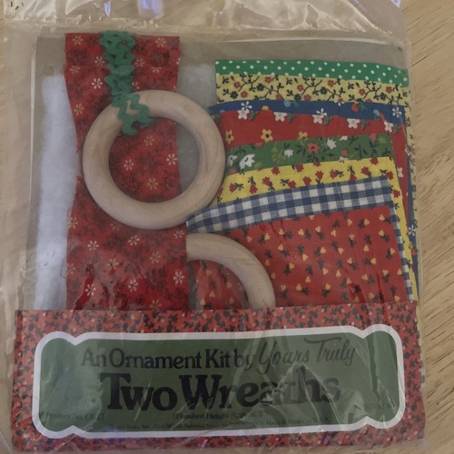 Vintage 1976 Yours Truly Ornament Kits Two Wreaths & 3 Holly Candles - Picture 5 of 5