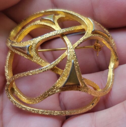 vintage sphinx gold tone - Gem vintage sphinx gold tone - Gem