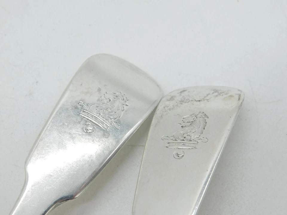 Par de cucharones de salsa con cresta de león irlandeses de plata esterlina de Jorge IV antiguos de Dublín 1825 Foto 4 de 4