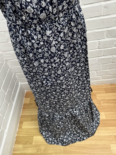 Nuevo con etiquetas Maxi Vestido Mantaray Reino Unido 18 Algodón Ditsy Estampado Floral Azul Marino En Niveles - Imagen 7 de 11