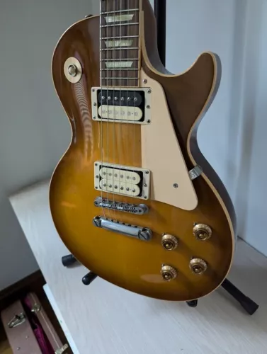 GIBSON / LES PAUL CLASSIC  GUITAR with hard case (2000ish) GUC