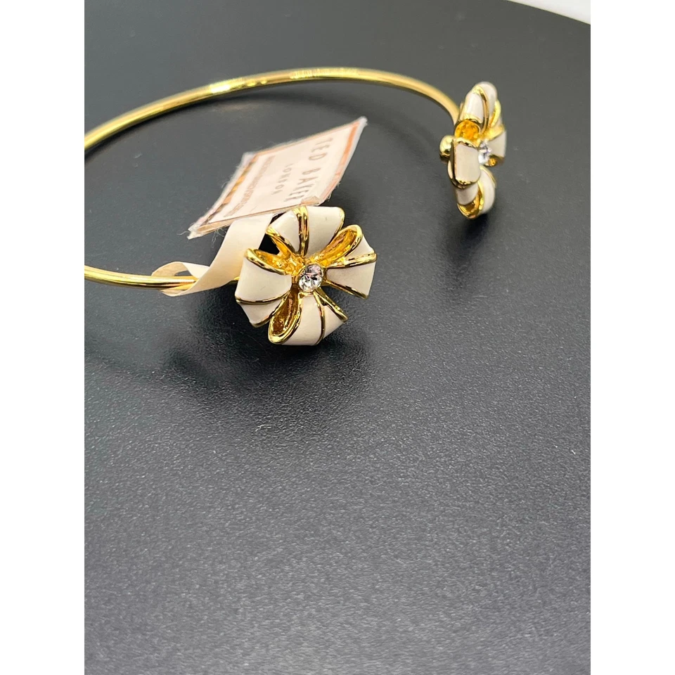 Brazalete Ted Baker Rosenna Doble Roseta Esmalte Blanco Tono Dorado Foto 3 de 4