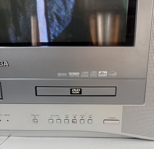 TOSHIBA 20" Flat CRT TV DVD VCR VHS Combo Retro Gaming MW20FM1 DVD Works Great - Picture 4 of 11