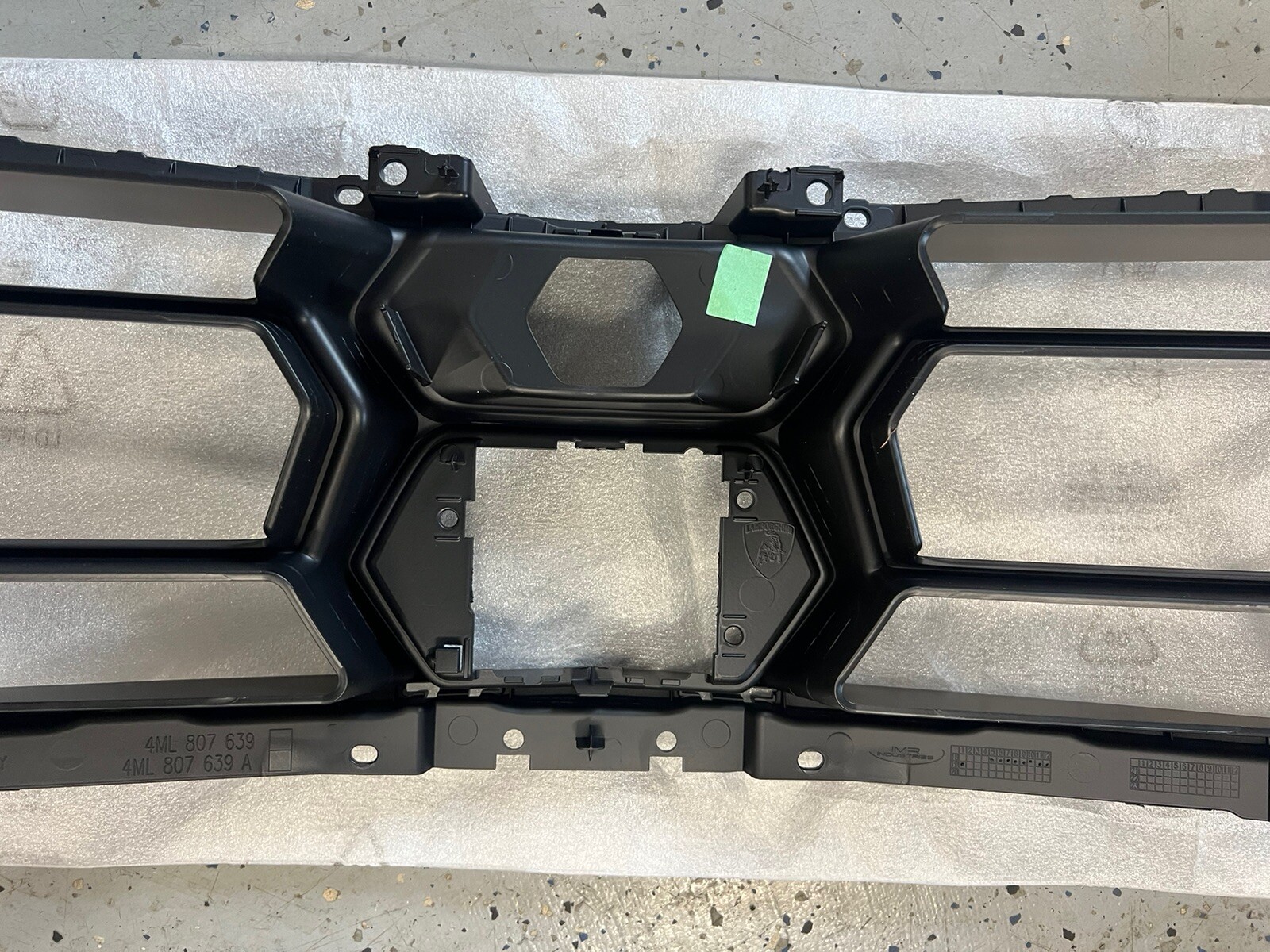 LAMBORGHINI URUS CENTER GRILL 4ML807639A GENUINE