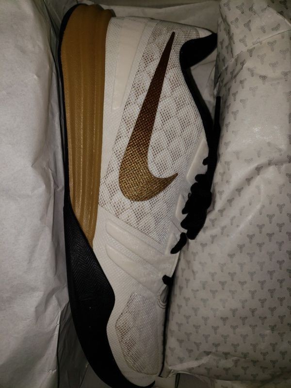 Men's Nike Kobe KB Mentality White Gold Size 10.5 Men's Nike Kobe KB Mentality White Gold Size 10.5