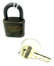 Vintage! 1".5 Bronze/Brass Hardened Steel ILco Fitchburg MA. Padlock w/Key